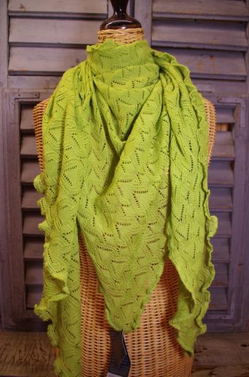 Preview: Dreiecktuch Susi Linde von Invero, Frühlingsgrün, Merinowolle